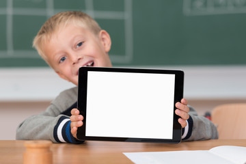 lachender junge in der schule zeigt tablet-pc