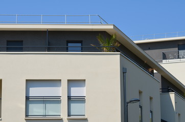 Immeuble récent avec balcon
