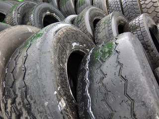 vieux pneus à recycler