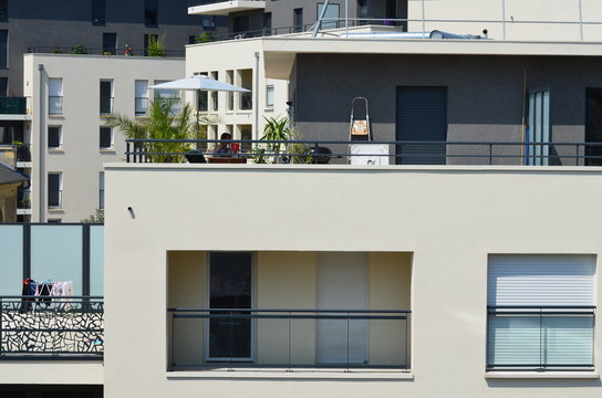 Immeuble r&eacute;cent avec balcon