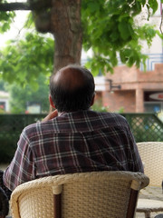 homme assis en terrasse