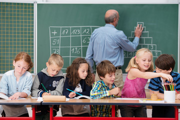 kinder mit lehrer in der grundschule