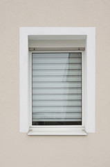 Modernisiertes Fenster mit offenem Rollladen und Innenjalousie