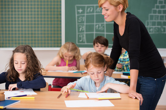 referendarin gibt unterricht an einer grundschule