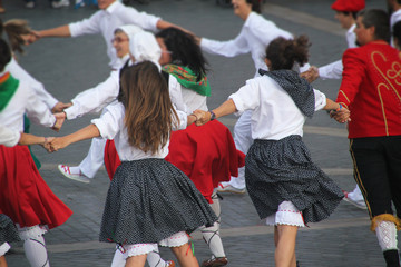 Baile tradicional vasco en un festival de calle