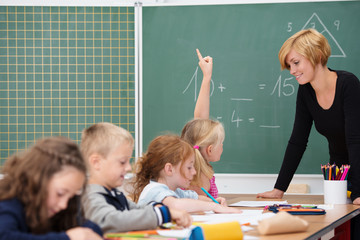 junge lehrerin unterrichtet eine klasse