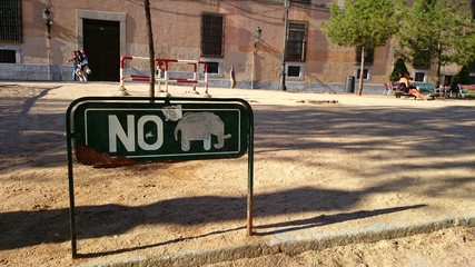 Prohibido elefantes en el parque © webarma