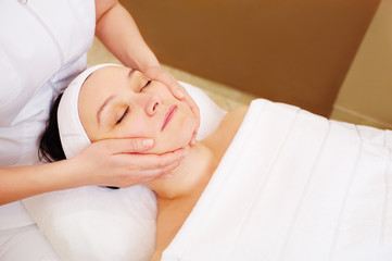 Obraz na płótnie Canvas Woman taking facial treatments at beauty spa