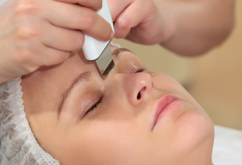 Obraz na płótnie Canvas Woman under procedure of ultrasonic facial cleaning