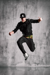 Fototapeta na wymiar hip-hop dancer