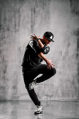 hip-hop dancer - 68216274