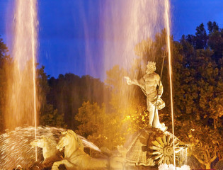 Naklejka premium Neptune Chariot Horses Statue Fountain Night Madrid Spain