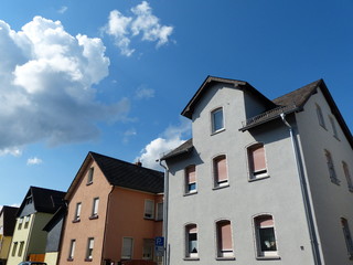 Häuserzeile mit schönen alten Wohnhäuser in Pastellton und Naturfarben sowie sanierter Fassade...