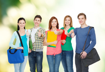 Obraz premium group of smiling students standing