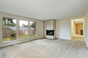 Obraz premium Empty bright living room with fireplace