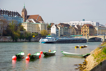 Frachtschiff in Basel