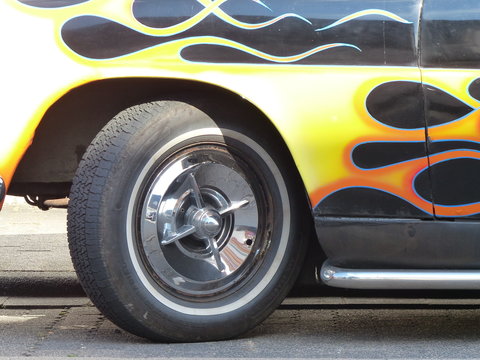 Wilde Flamme in Gelb auf einem Hudson Hornet Hot Rod der F&uuml;nfziger Jahre am 27.07.2014 beim Oldftimertreffen Golden Oldies in Wettenberg Krofdorf-Gleiberg bei Gie&szlig;en in Hessen