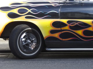 Wilde gelbe Flammen auf einem schwarzen amerikanischen Hot Rod der Fünfziger Jahre beim...