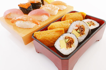 おいしそうな太巻きと握り寿司