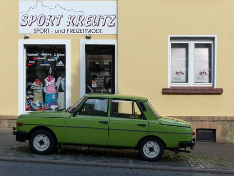 Wartburg 353 Limousine aus der ehemaligen DDR am 27.07.2014 vor einem Laden und Gesch&auml;ft beim Oldtimertreffen Golden Oldies in Wettenberg Krofdorf-Gleiberg bei Gie&szlig;en in Hessen