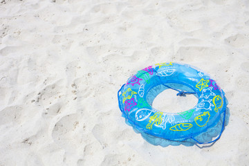 砂浜の浮き輪