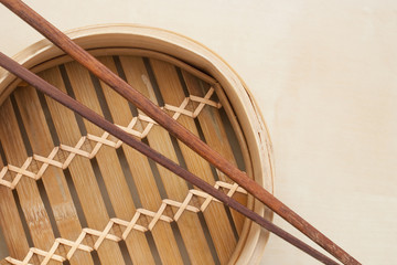 traditioneller Bambus Dämpfer und Stäbchen