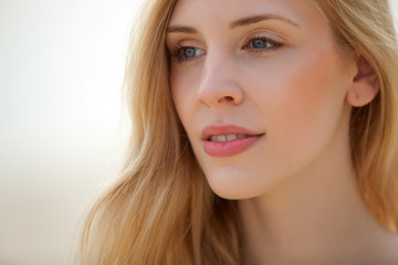 Naklejka premium Blonde Frau topless am Strand