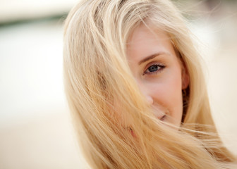 Blonde Frau am Strand f&uuml;hlt sich wohl