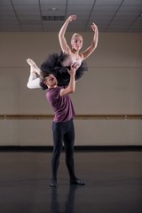 Ballet partners dancing gracefully together © WavebreakMediaMicro