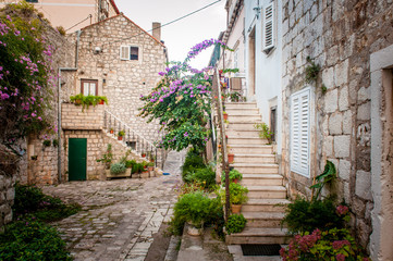 Naklejki  Malowniczy widok na ulicę małego miasteczka w Mali Ston, Dalmacja, Chorwacja