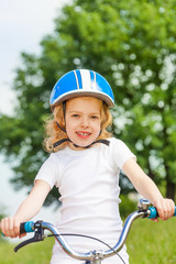 Obraz premium Little girl in a white shirt with bicycle