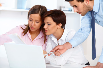 Obraz premium Business people meeting in office to discuss project