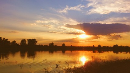 Obraz premium Sunset at rural fishpond