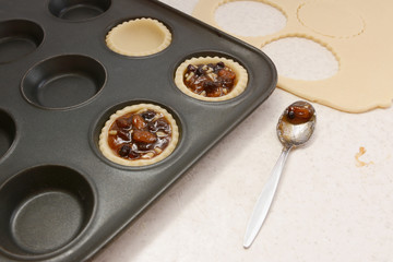 Filling pastry cases with mincemeat