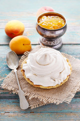 Pavlova cake filled with peach jam