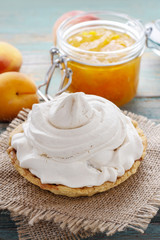 Pavlova cake filled with peach jam