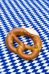 Brezel auf Bayrischer Tischdecke
