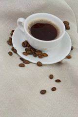 Kaffee mit Kaffeebohnen