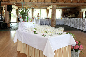 Kieliszki z szampanem na stole weselnym.