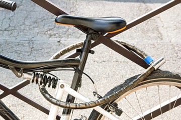 anti vol pour vélo, vélo accroché en ville
