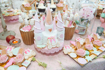 Fototapeta na wymiar Wedding decoration with pastel colored cupcakes, meringues
