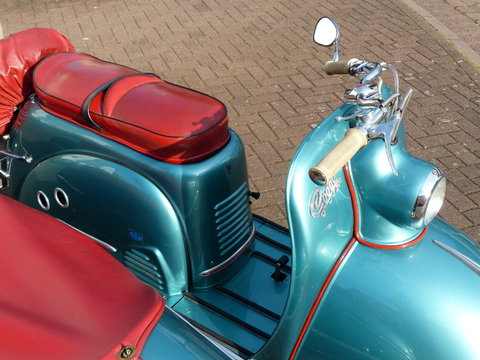 Glas Goggoroller 200 mit Seitenwagen der F&uuml;nfzigerjahre am 27.07.2014 bei Sonnenschein bei den Golden Oldies in Wettenberg Krofdorf-Gleiberg bei Gie&szlig;en in Hessen