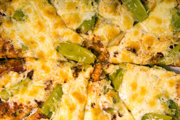 Pizza belegt mit Käse und Peperoni