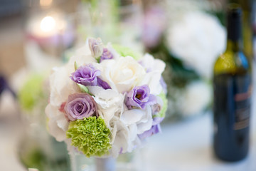 Bouquet sposa rotondo di fiori freschi misti