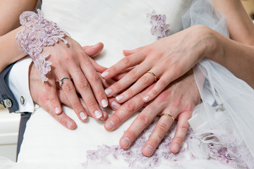 Mani degli sposi con le fedi nuziali