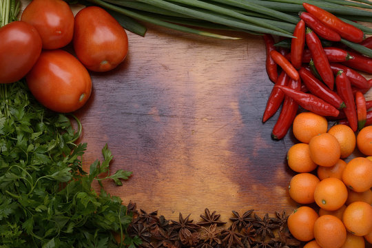 Cozinhando com tomates, pimentas e ervas
