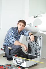 handwerker im badezimmer waschbecken montage