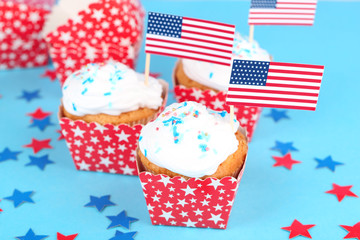 Fototapeta premium American patriotic holiday cupcakes on blue background