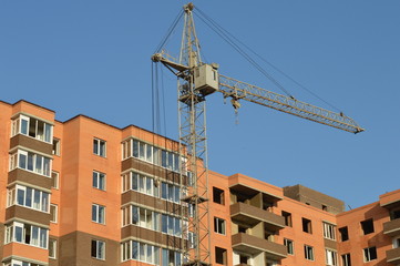 Construction of the new brick building by means of the elevating
