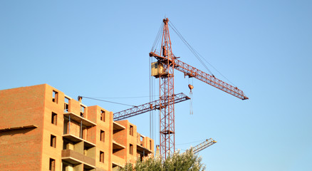 Construction of the new brick building by means of the elevating